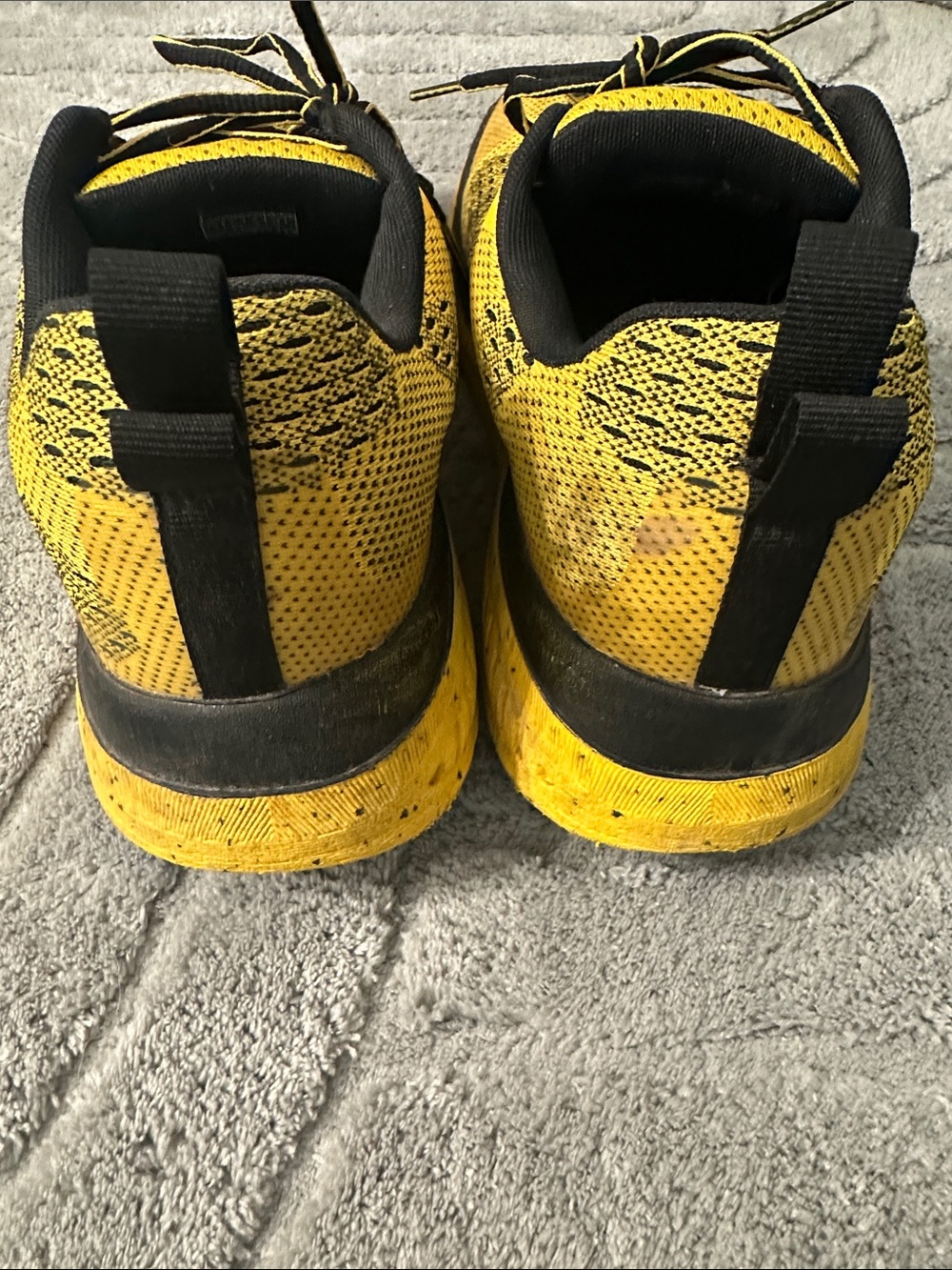 Keen WK400 Men’s Yellow and Black Athletic Shoes - Picture 3 of 5